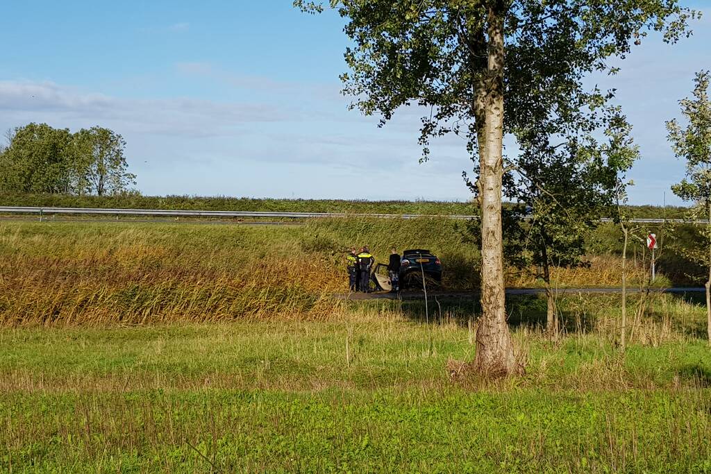 Auto rijdt van talud sloot in