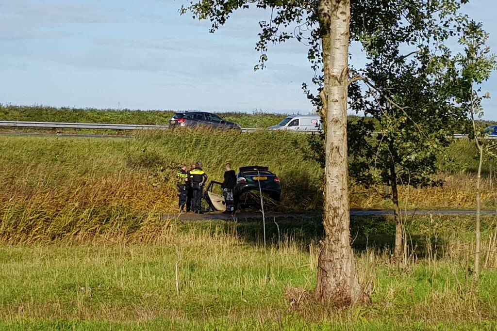 Auto rijdt van talud sloot in