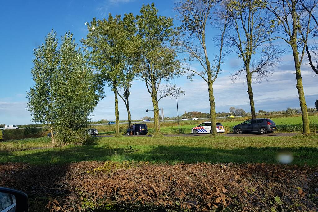 Auto rijdt van talud sloot in