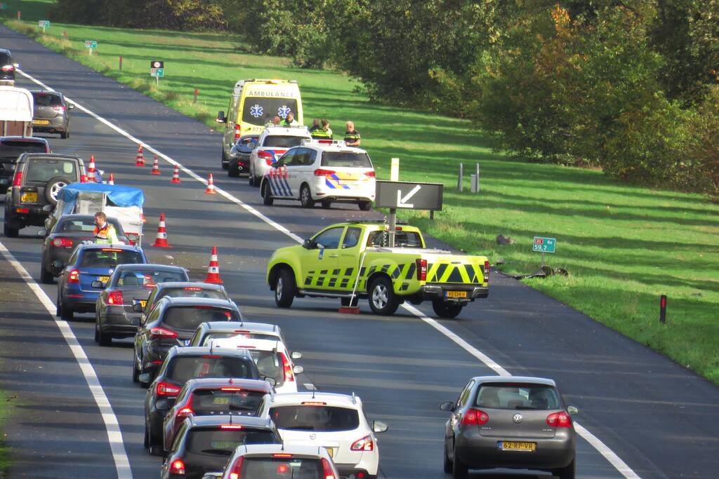 Flinke file na auto in de vangrail