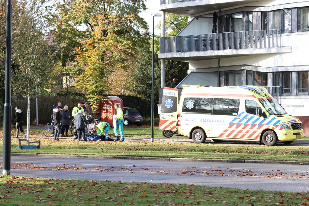 Oudere vrouw gewond na val met fiets
