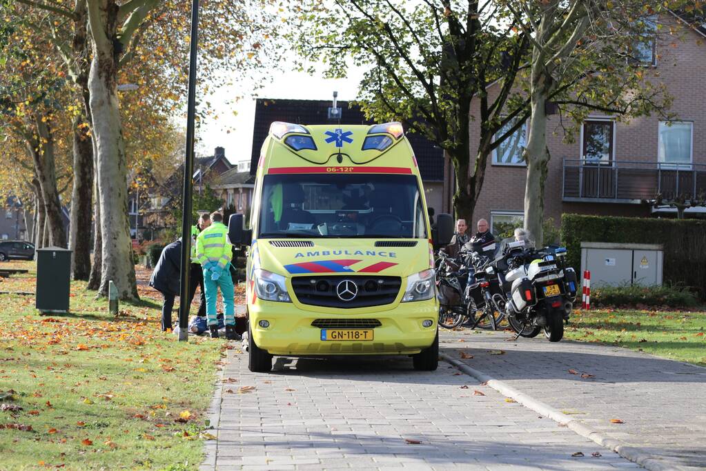 Oudere vrouw gewond na val met fiets