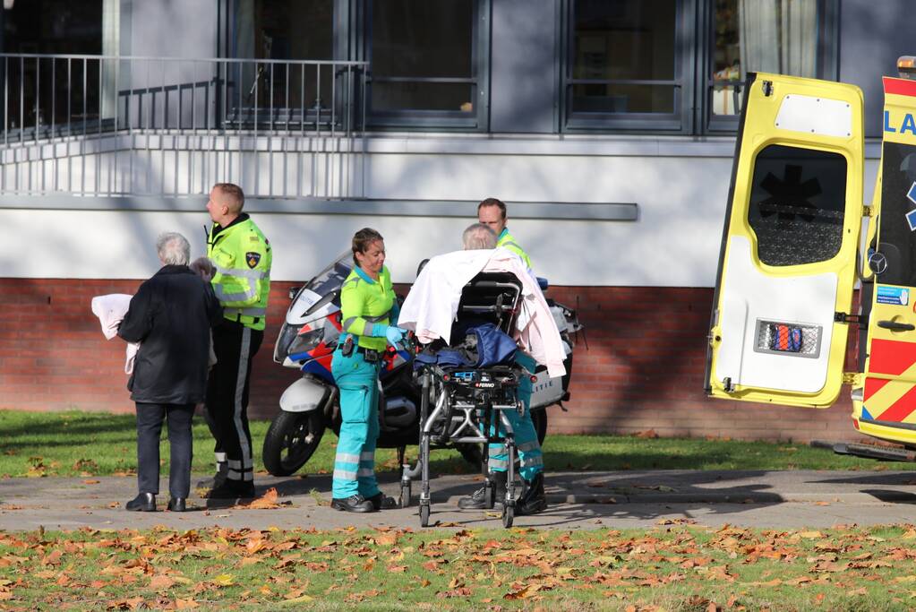 Oudere vrouw gewond na val met fiets