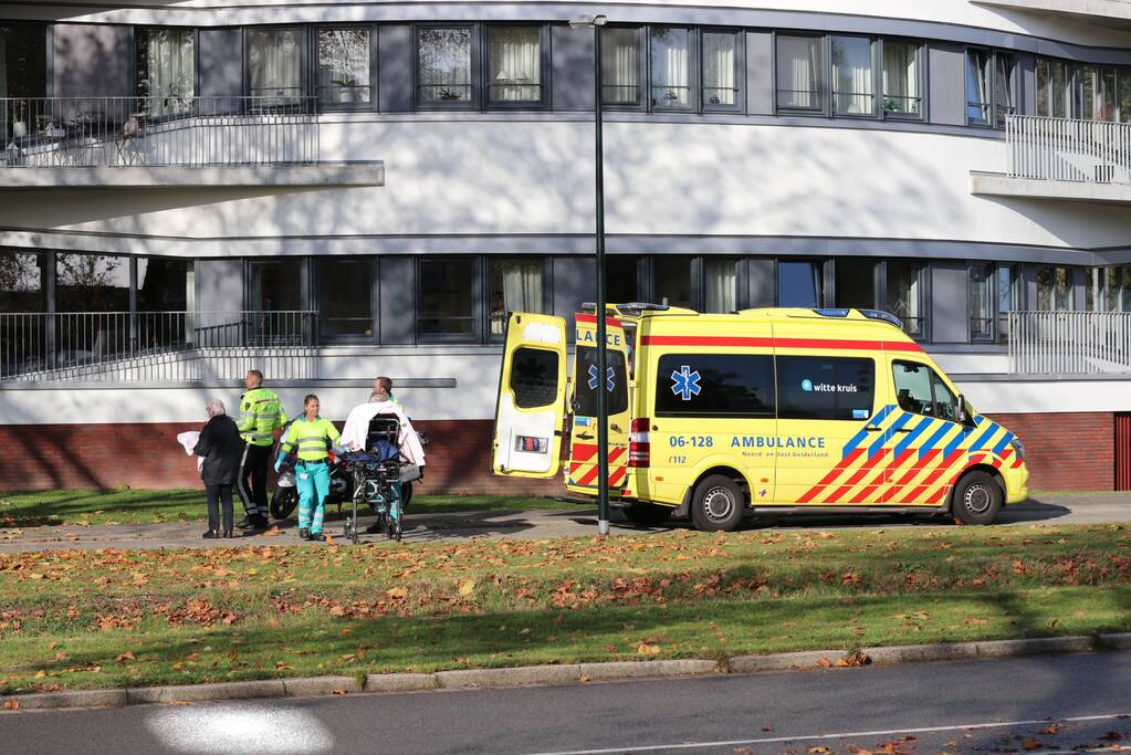 Oudere vrouw gewond na val met fiets