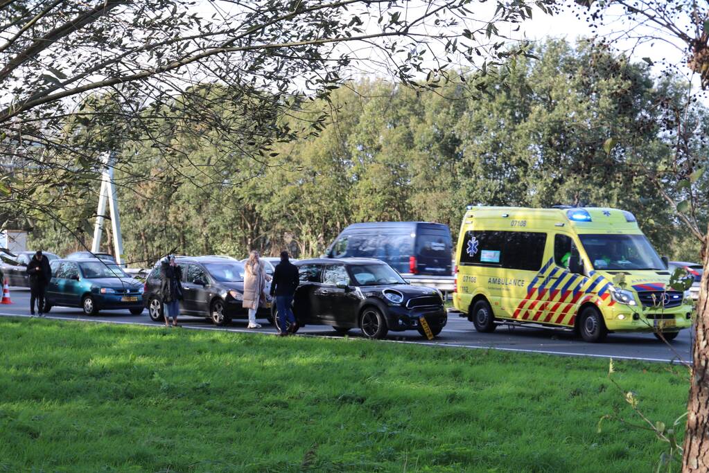 Vijf auto's betrokken bij kop-staart aanrijding