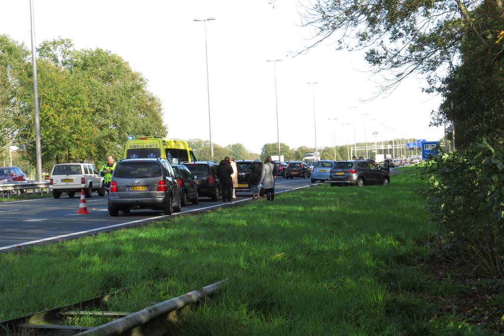 Vijf auto's betrokken bij kop-staart aanrijding