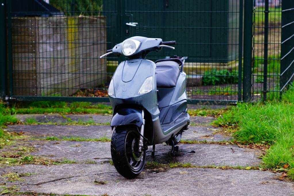 Vissers vinden scooter in sloot