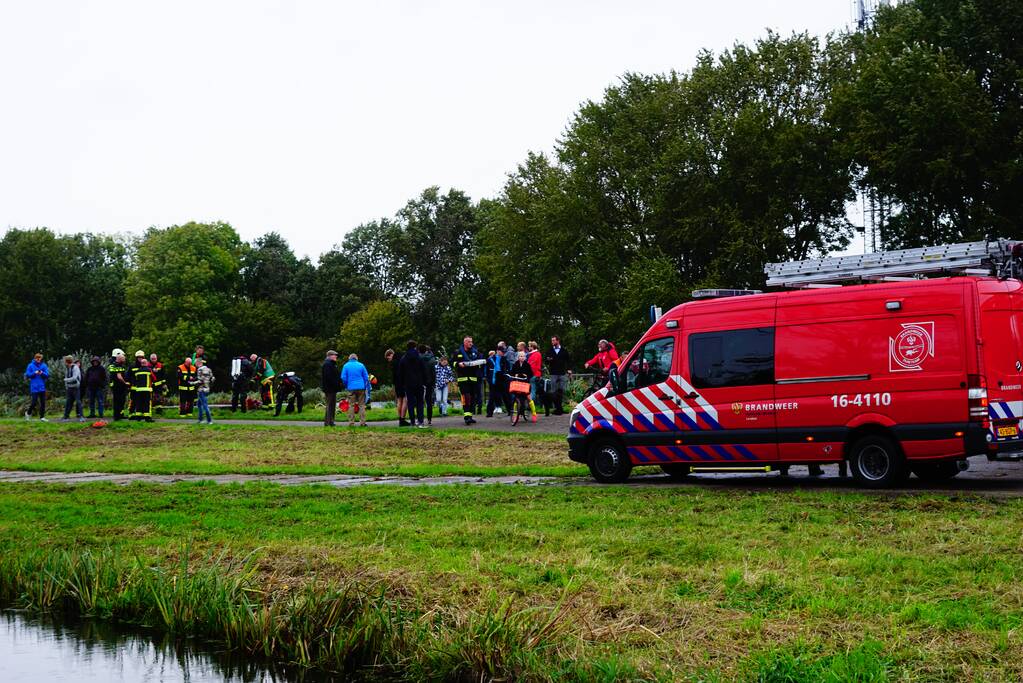 Vissers vinden scooter in sloot