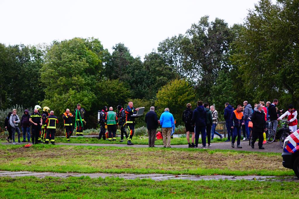 Vissers vinden scooter in sloot