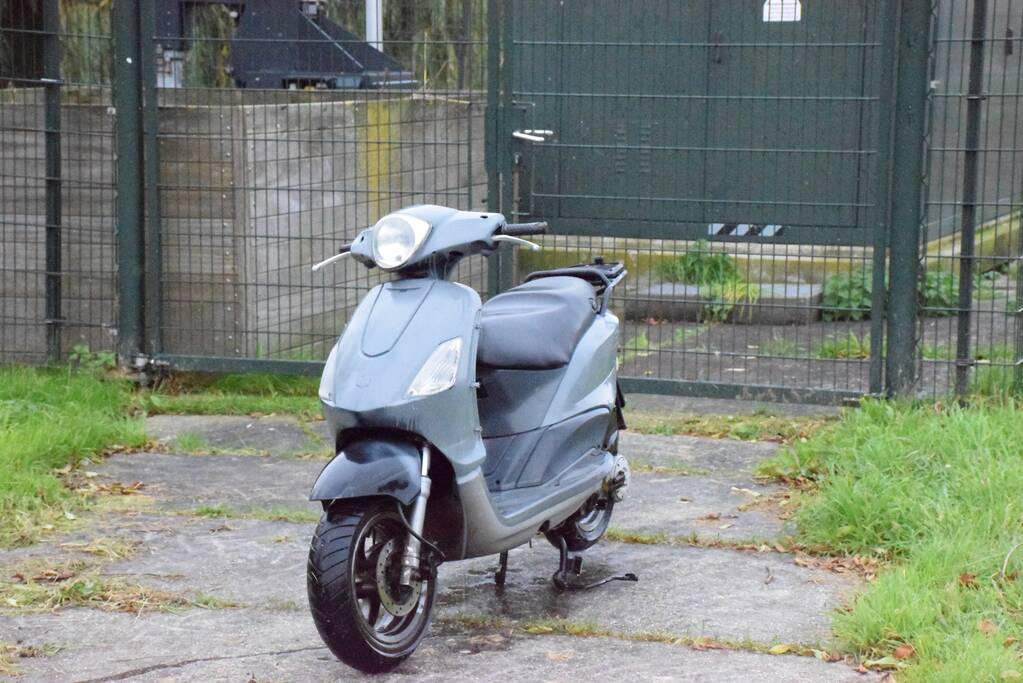 Vissers vinden scooter in sloot