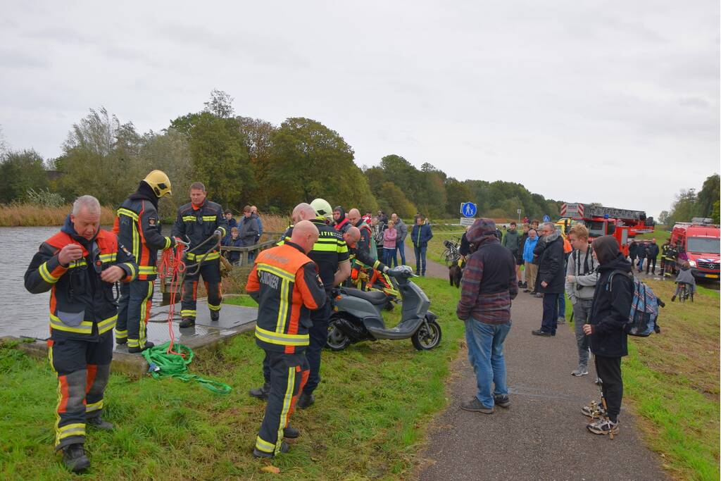 Vissers vinden scooter in sloot