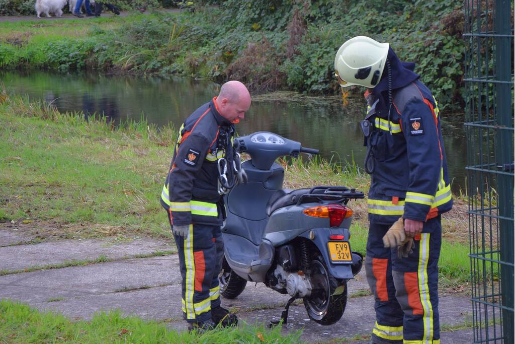 Vissers vinden scooter in sloot