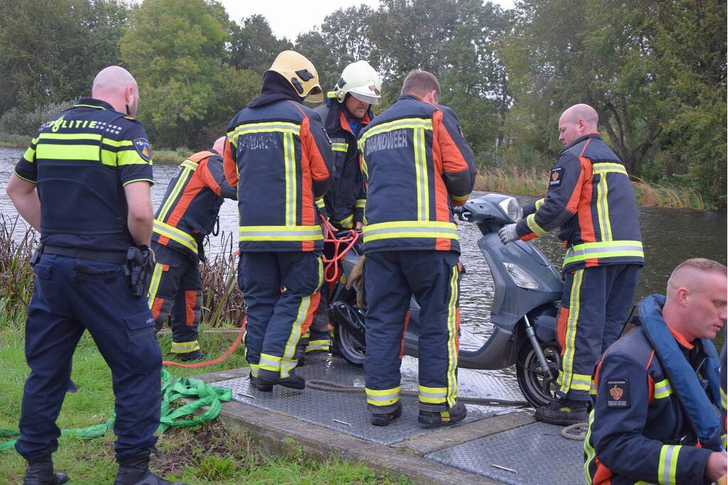 Vissers vinden scooter in sloot