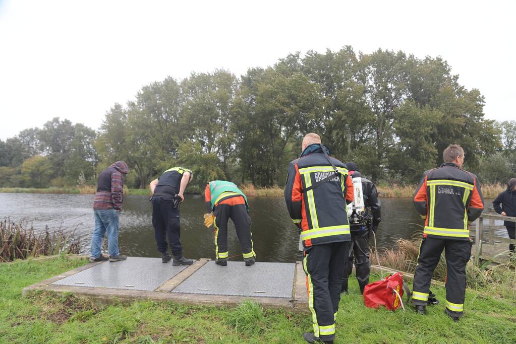 Vissers vinden scooter in sloot