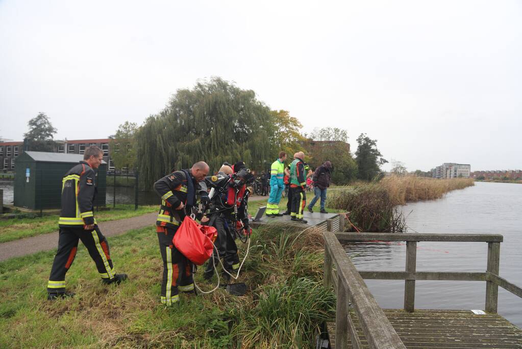 Vissers vinden scooter in sloot