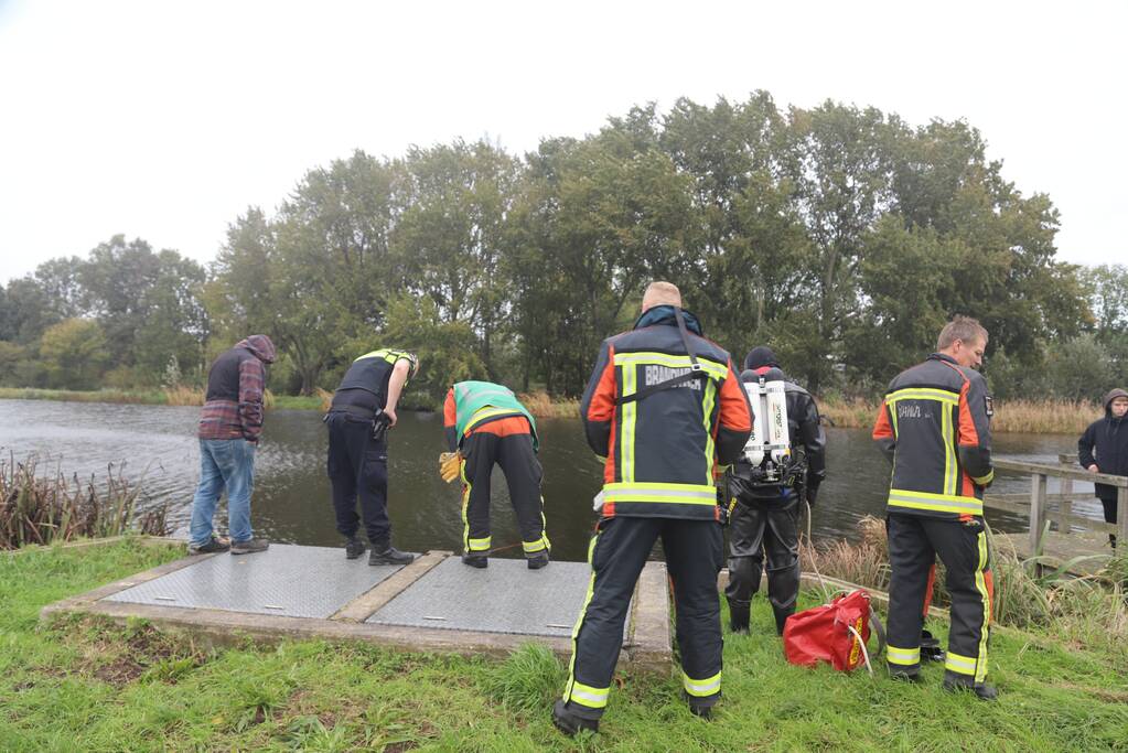Vissers vinden scooter in sloot