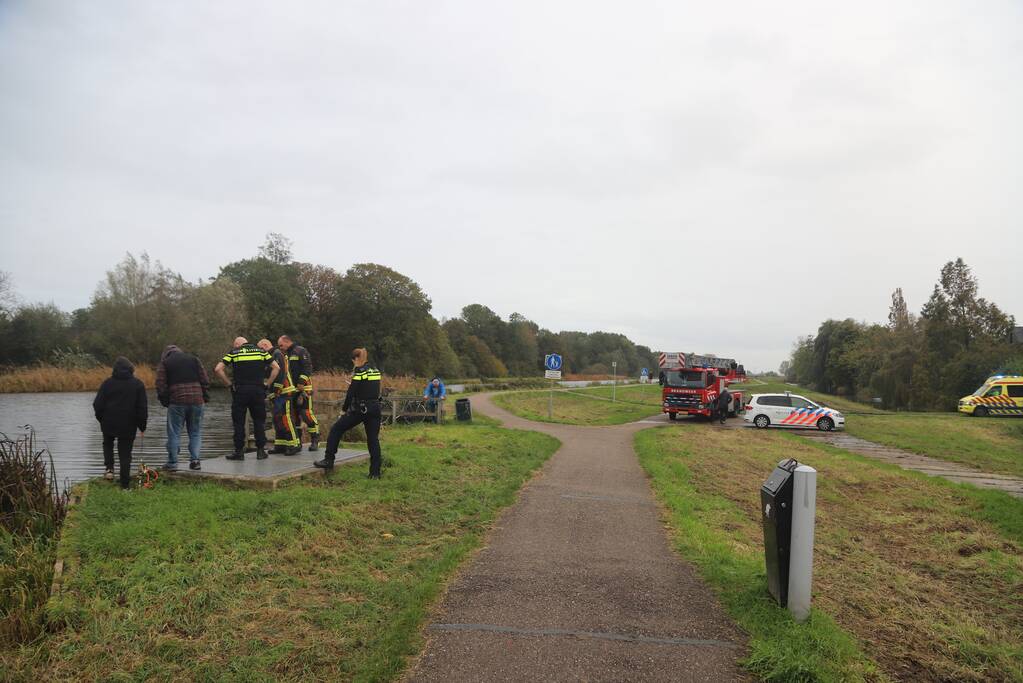 Vissers vinden scooter in sloot