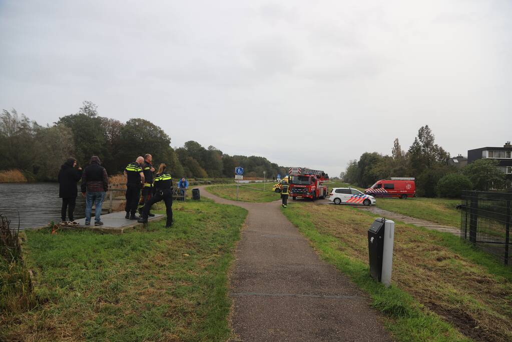 Vissers vinden scooter in sloot