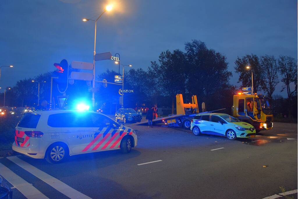 Flinke schade en verkeersgaos na botsing op kruising