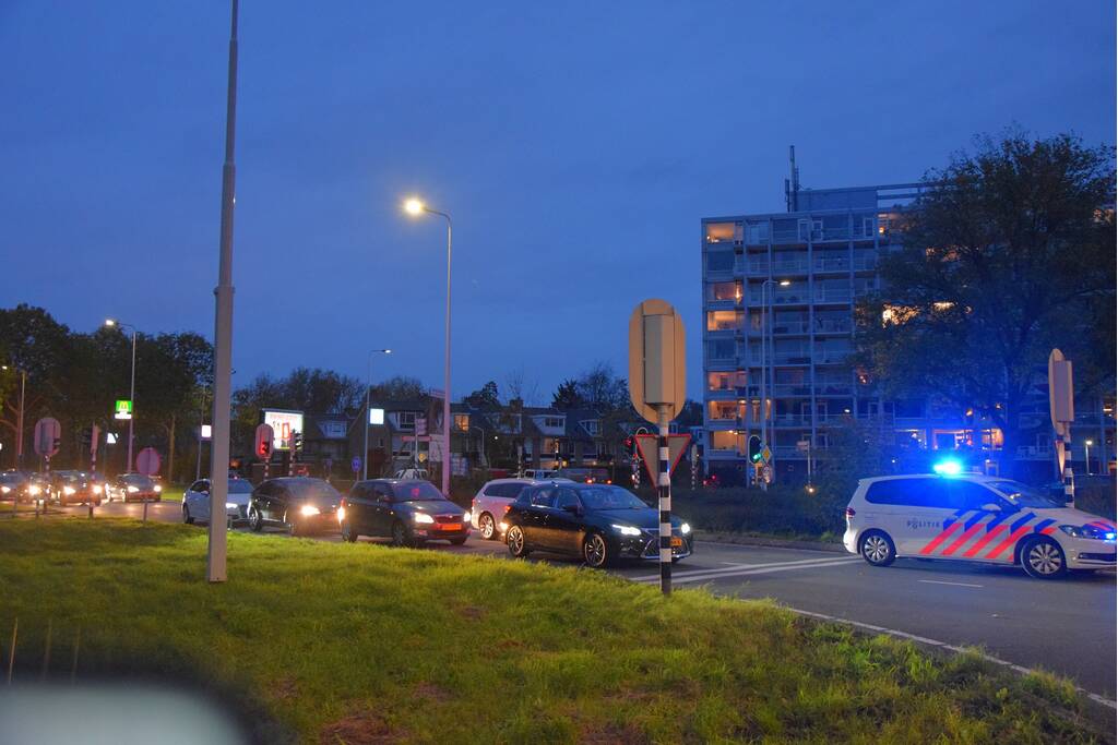 Flinke schade en verkeersgaos na botsing op kruising