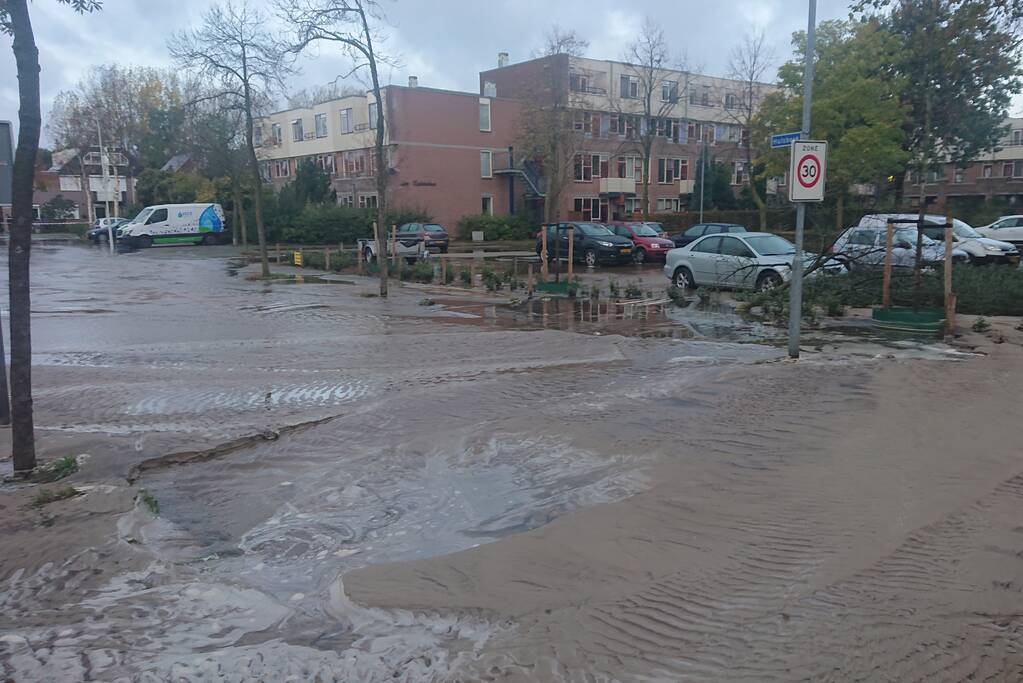 Enorm sinkhole ontstaan in woonwijk Veldhuizen