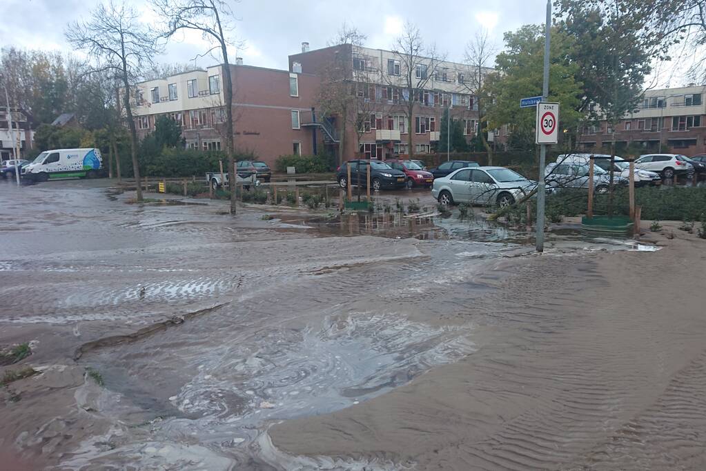 Enorm sinkhole ontstaan in woonwijk Veldhuizen