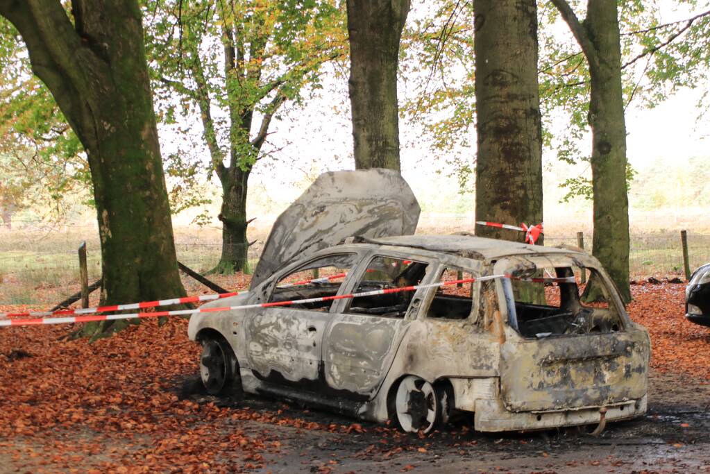 Auto brandt volledig uit op parkeerplaats, politie doet onderzoek