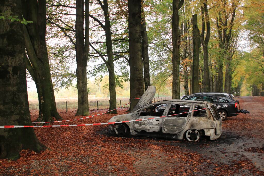 Auto brandt volledig uit op parkeerplaats, politie doet onderzoek