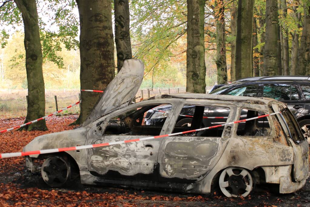 Auto brandt volledig uit op parkeerplaats, politie doet onderzoek
