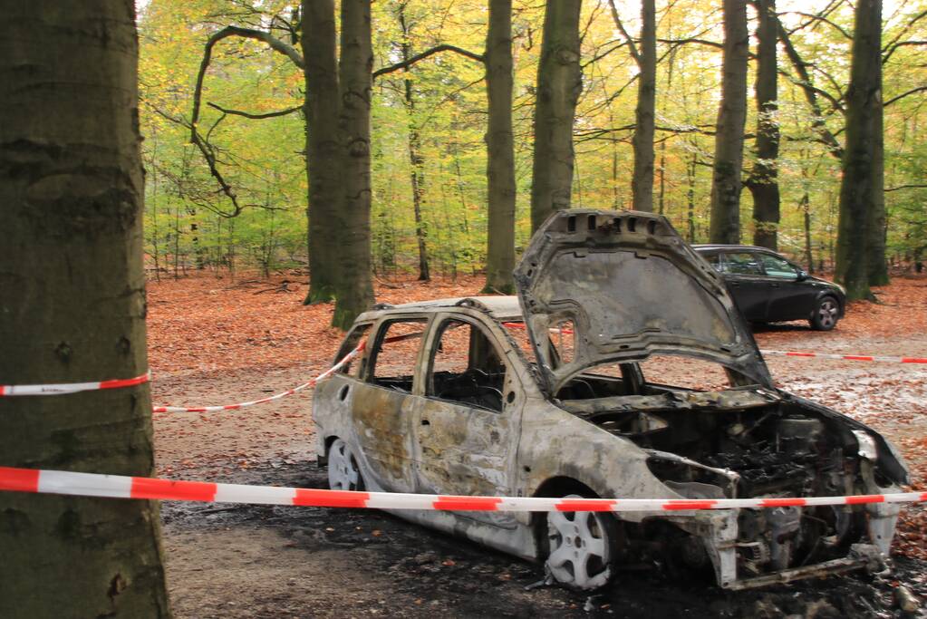 Auto brandt volledig uit op parkeerplaats, politie doet onderzoek