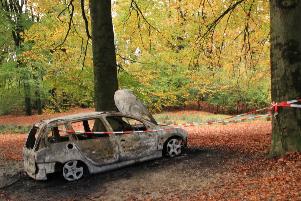 Auto brandt volledig uit op parkeerplaats, politie doet onderzoek