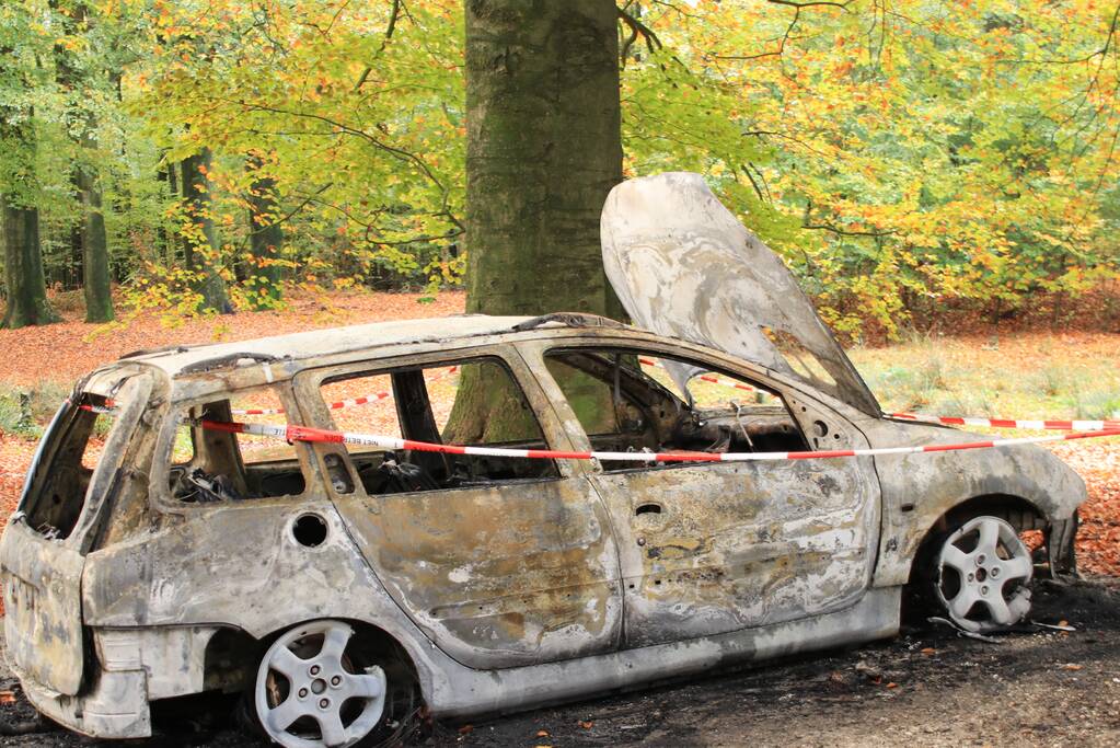 Auto brandt volledig uit op parkeerplaats, politie doet onderzoek