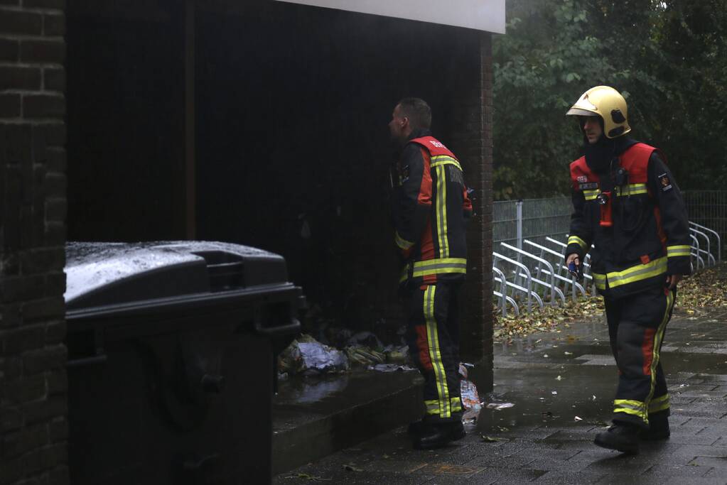 Brandje onder overkapping snel geblust
