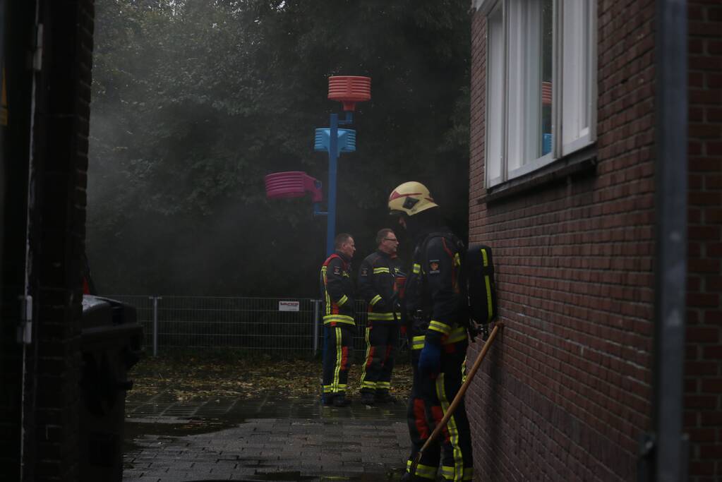 Brandje onder overkapping snel geblust