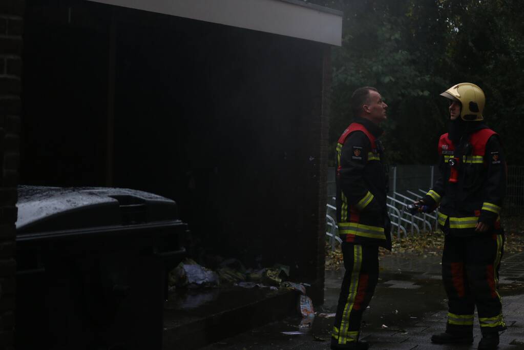 Brandje onder overkapping snel geblust