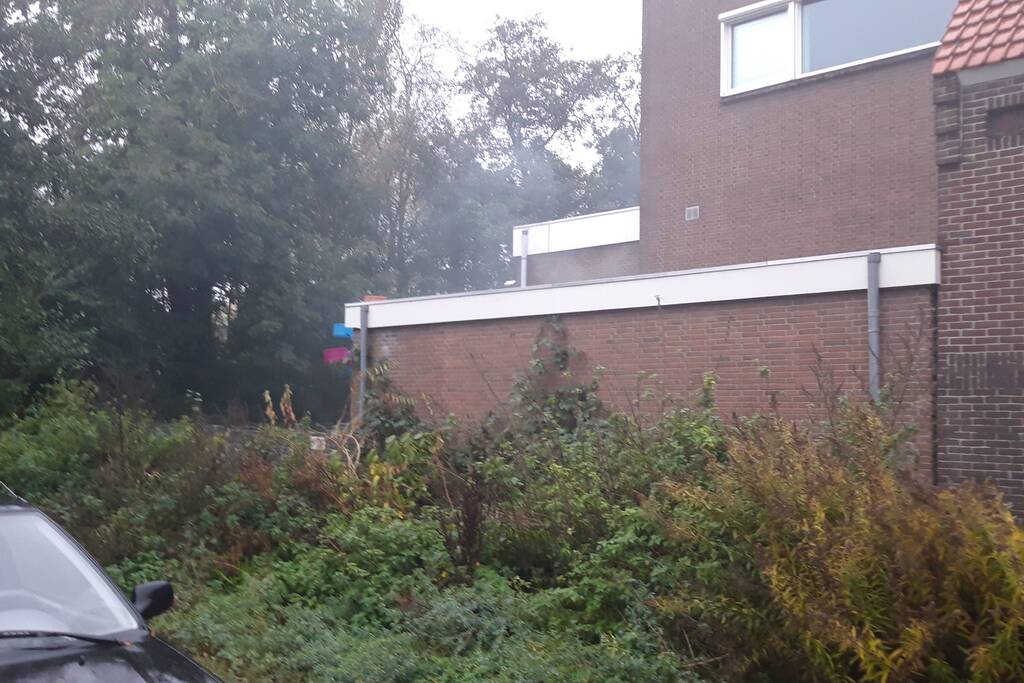 Brandje onder overkapping snel geblust