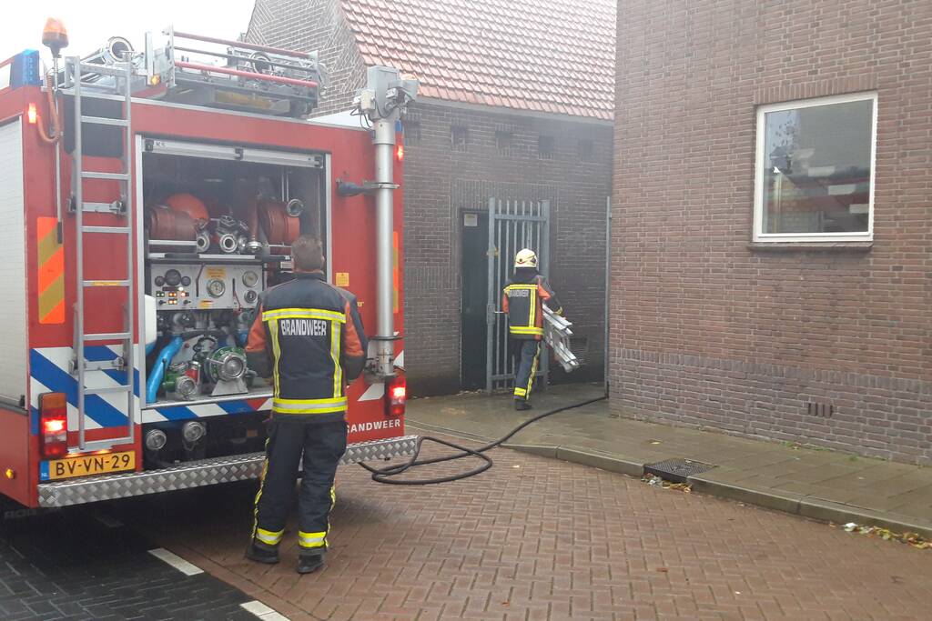Brandje onder overkapping snel geblust