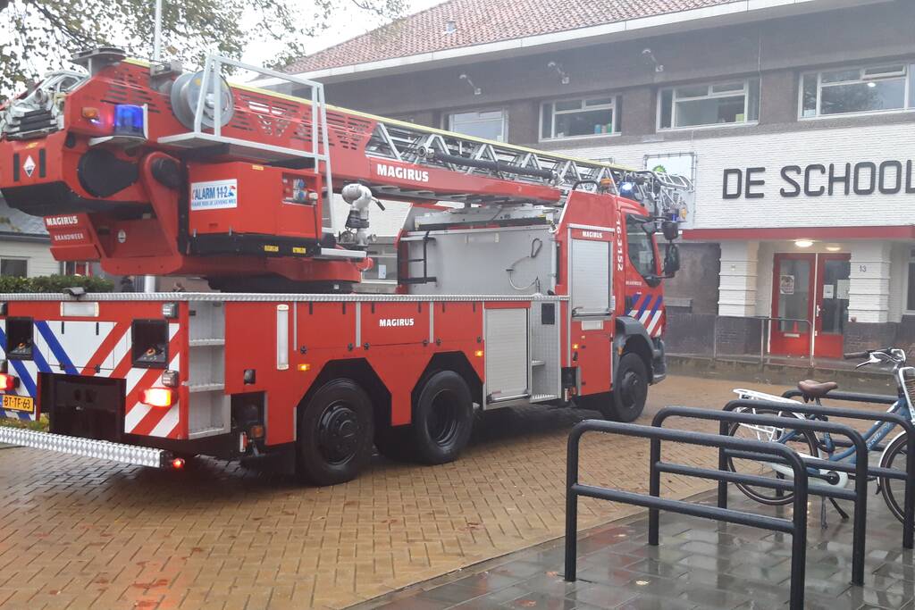 Brandje onder overkapping snel geblust