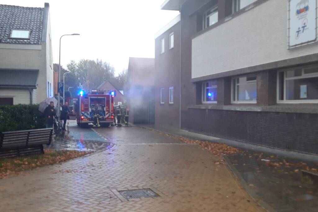 Brandje onder overkapping snel geblust