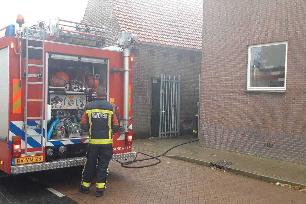 Brandje onder overkapping snel geblust