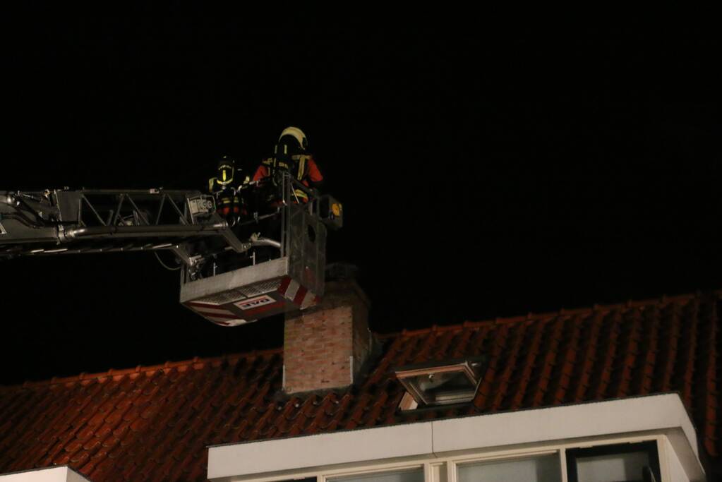 Fikse rookontwikkeling bij schoorsteenbrand