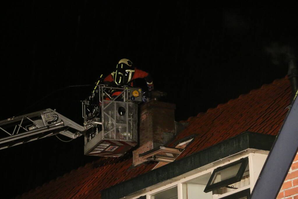 Fikse rookontwikkeling bij schoorsteenbrand