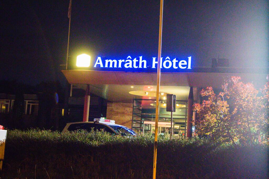 Moeder bevalt van gezonde zoon op parkeerplaats Amrath Hotel