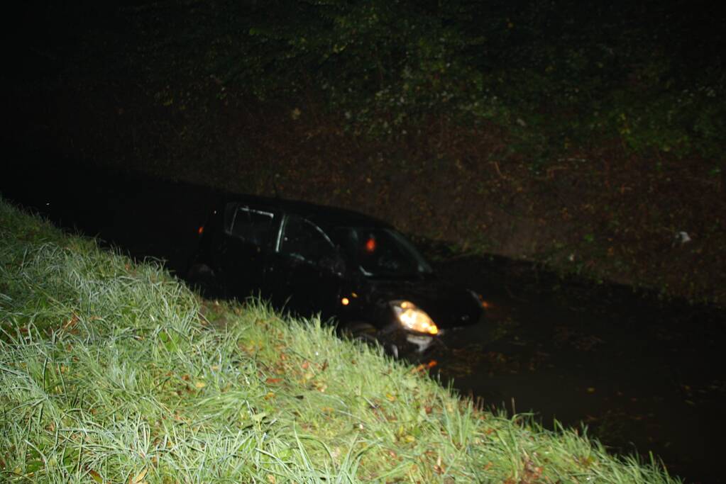 Zoon rijdt auto van moeder het water in