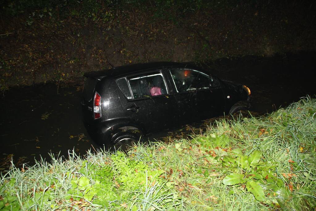 Zoon rijdt auto van moeder het water in