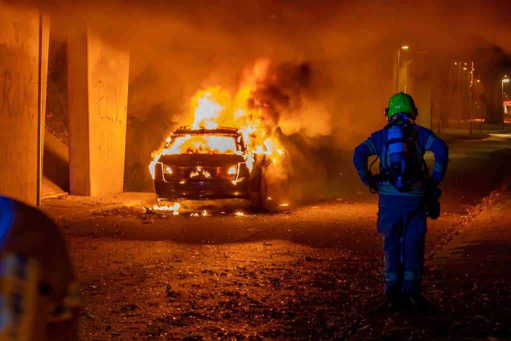 Auto gedumpt en in brand gestoken onder viaduct