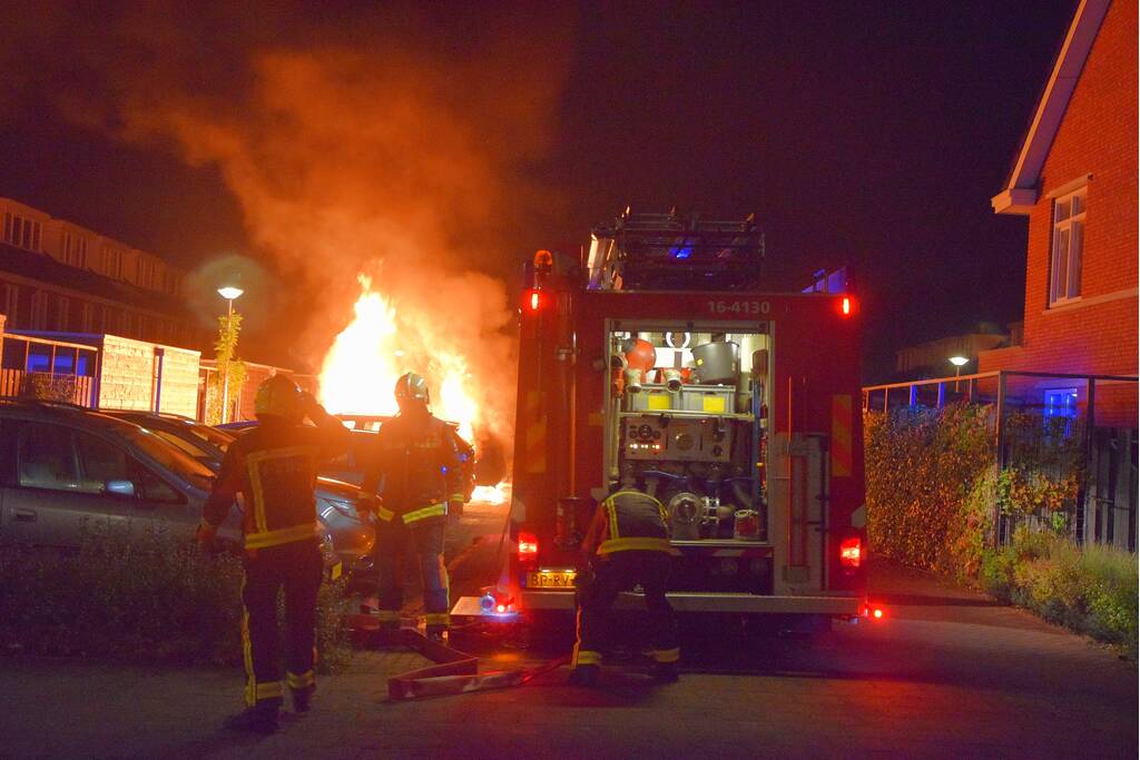 Flinke voertuigbrand in woonwijk