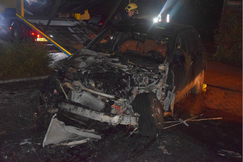 Flinke voertuigbrand in woonwijk