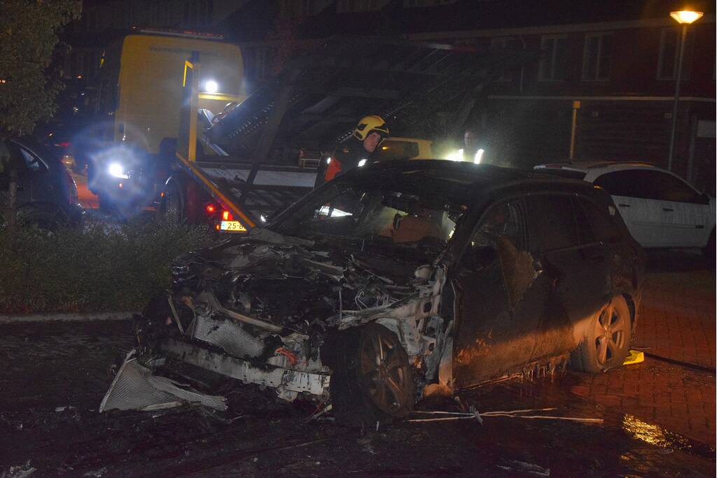 Flinke voertuigbrand in woonwijk