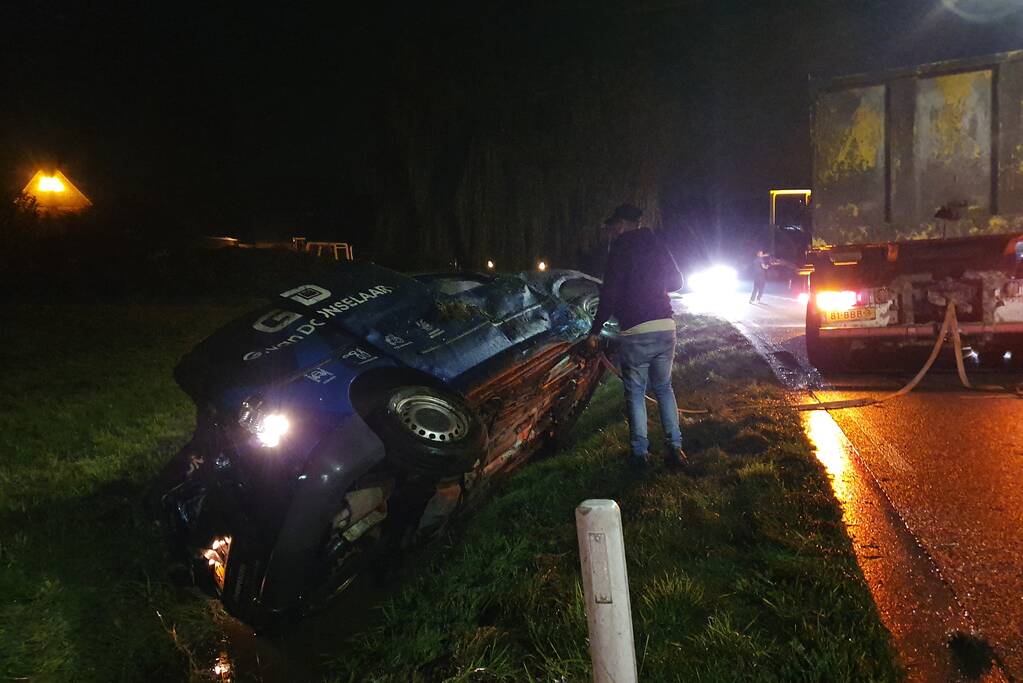 Auto slaat over de kop en belandt in de sloot